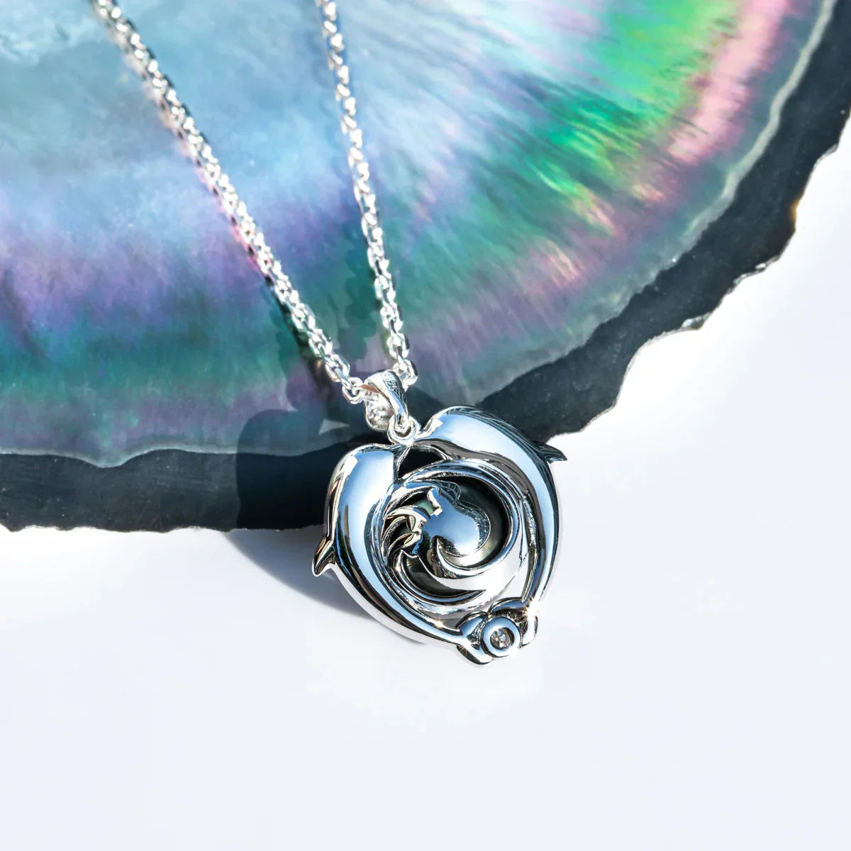 Pendentif Argent Perle de Tahiti – Dauphins Lui Apporte Une I – Nacréa Tahiti