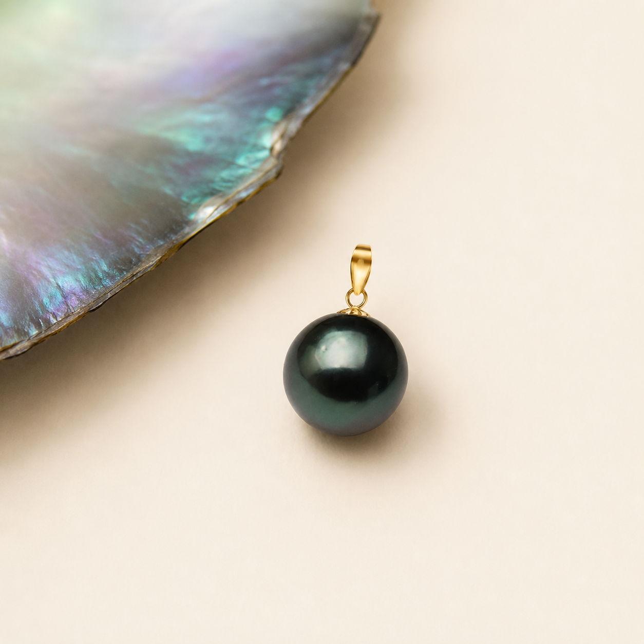 Pendentif Perle de Tahiti Noire AA+ – Or 18K