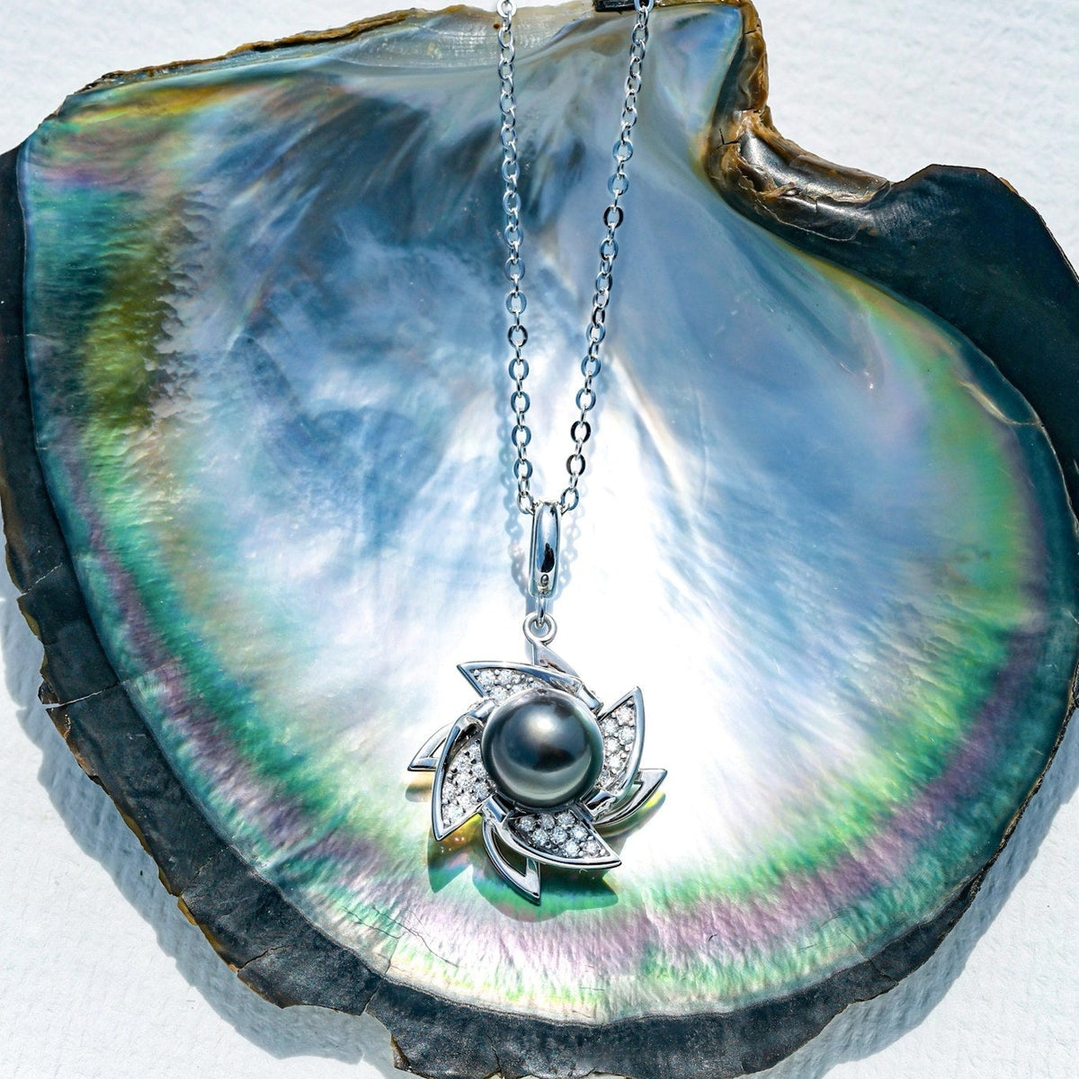 Pendentif Perle de Tahiti – Fleur Ciselée Métal Doré – Nacréa Tahiti