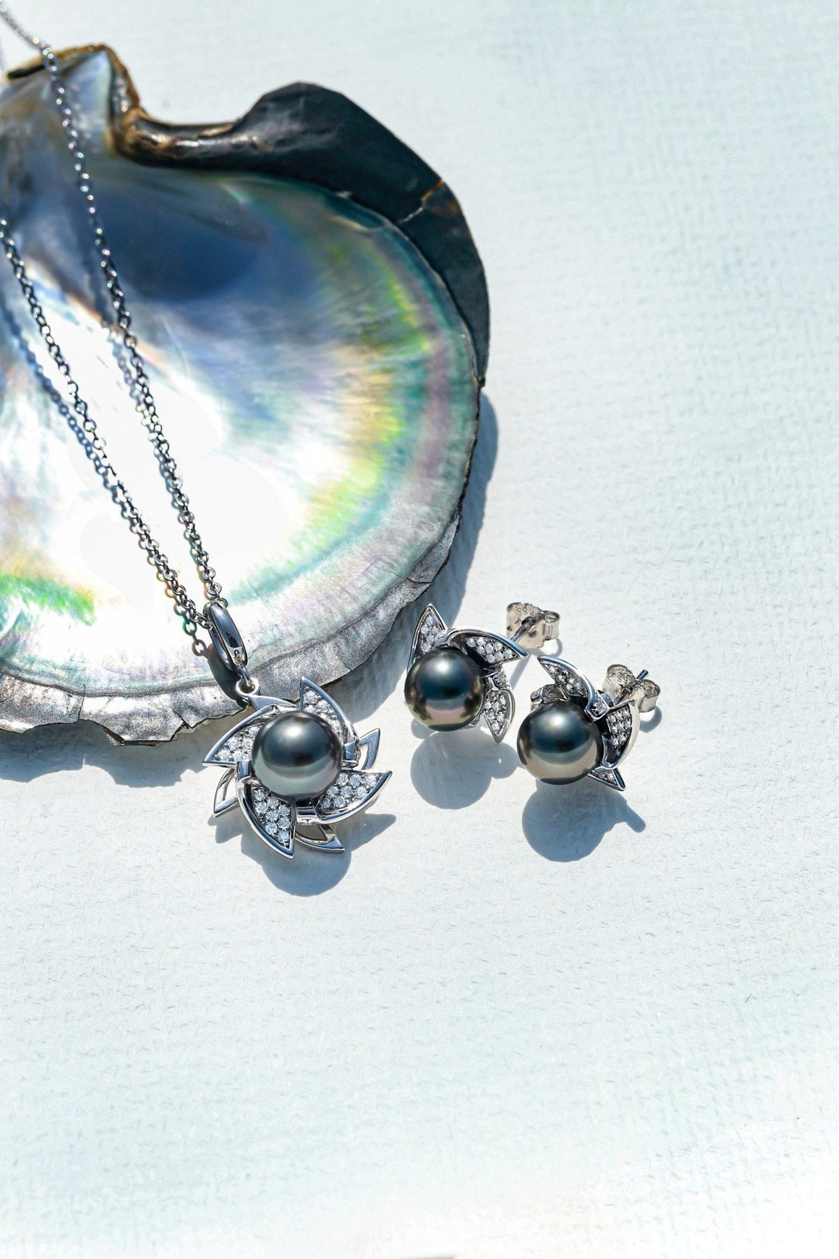 Pendentif Perle de Tahiti – Fleur Ciselée Métal Doré – Nacréa Tahiti