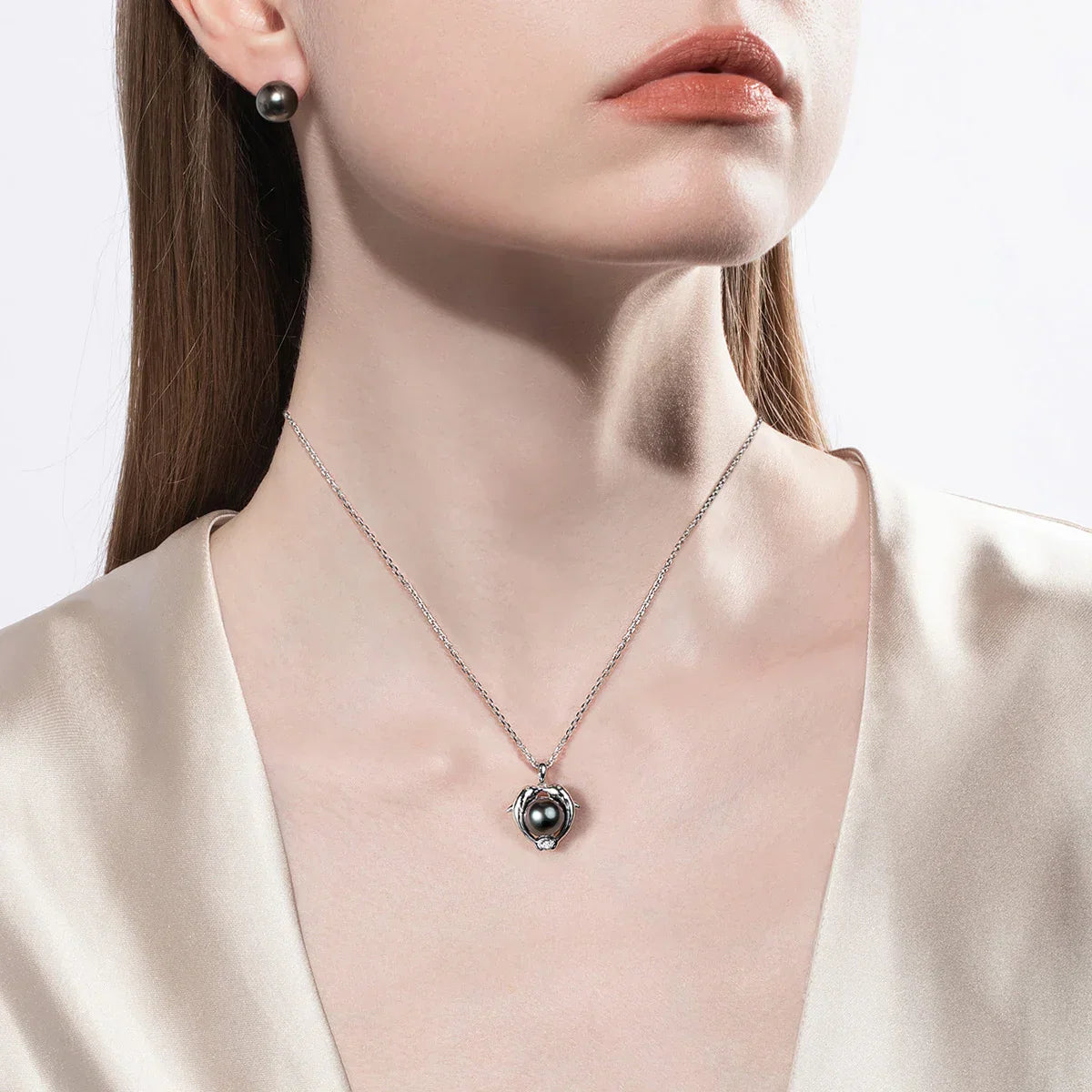 Pendentif Argent Perle de Tahiti – Dauphins Lui Apporte Une I – Nacréa Tahiti