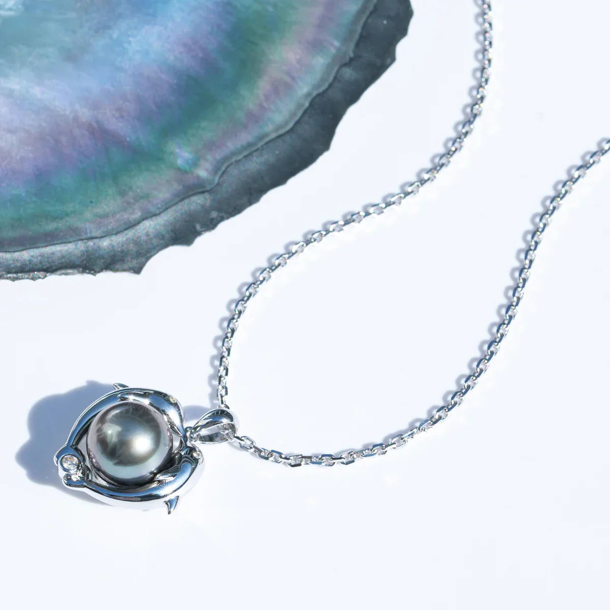 Pendentif Argent Perle de Tahiti – Dauphins Lui Apporte Une I – Nacréa Tahiti