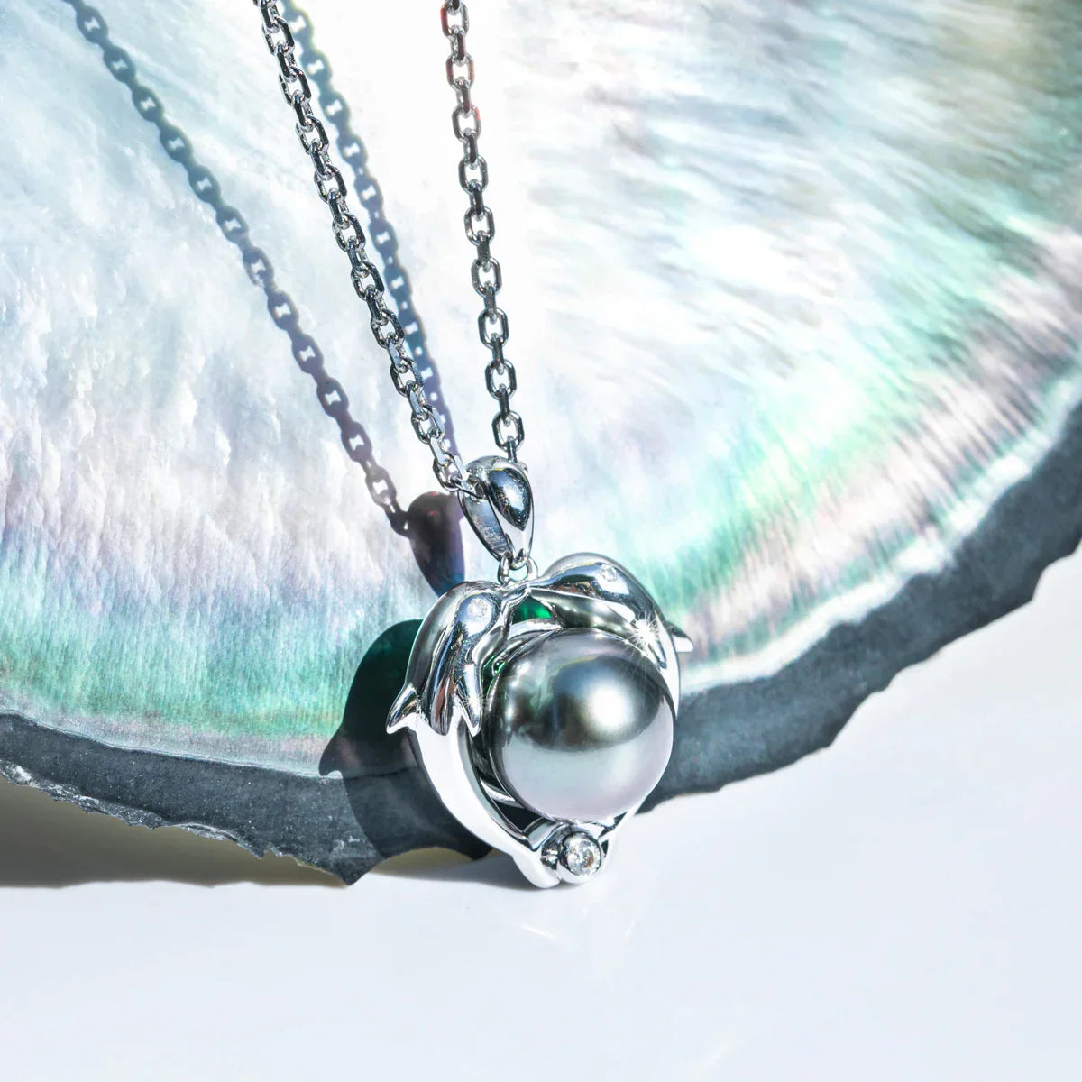 Pendentif Argent Perle de Tahiti – Dauphins Lui Apporte Une I – Nacréa Tahiti